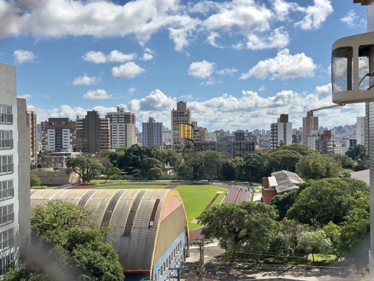MARAVILHOSA COBERTURA COM VISTA DEFINIDA E MUITA CLARIDADE NO MENINO DEUS