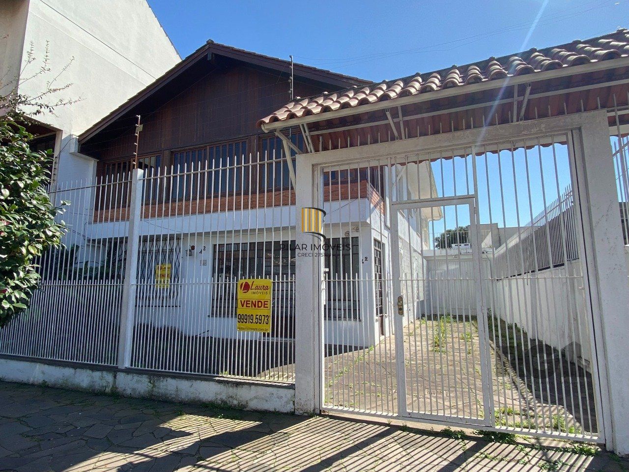 CASA COM 5 DORMITÓRIOS, ESPAÇO PARA FESTAS E PEÇAS AMPLAS PRÓXIMO AO IGUATEMI