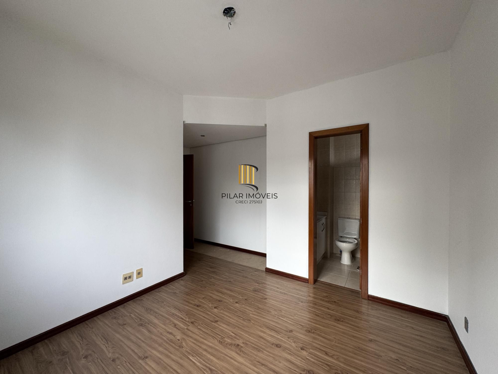 Apartamento 3 dormitórios com sacada, suíte e vaga de garagem no Menino Deus