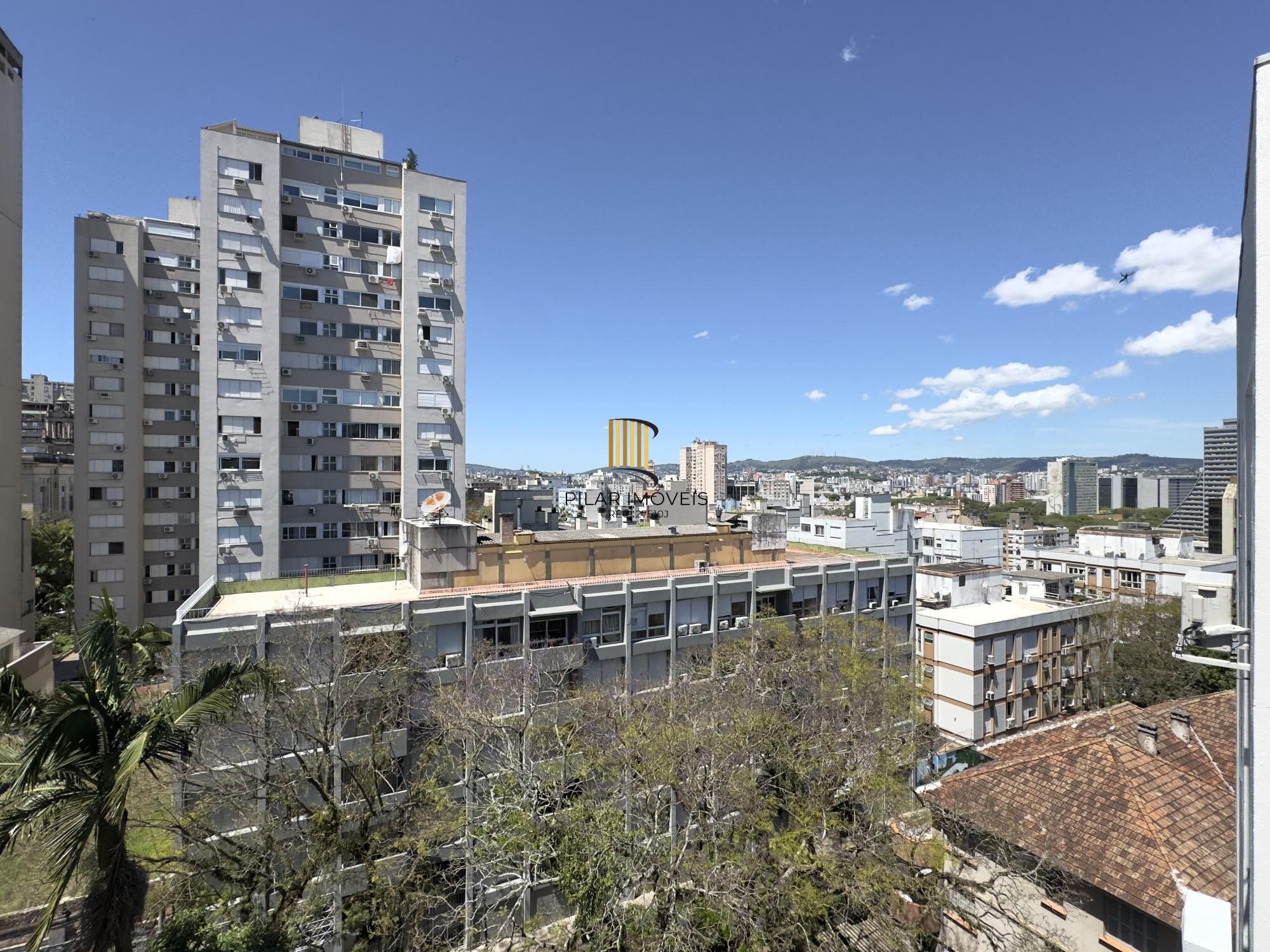 Apartamento mobiliado de 71m², com 2 dormitórios, sendo 1 suíte e vaga no Centro