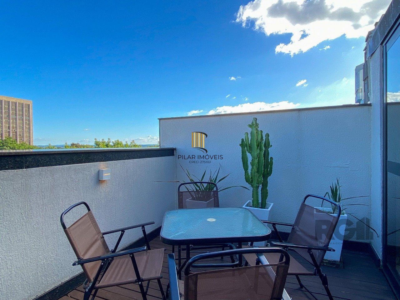 Sala mobiliada, com churrasqueira para happy hour e vista para o Guaíba