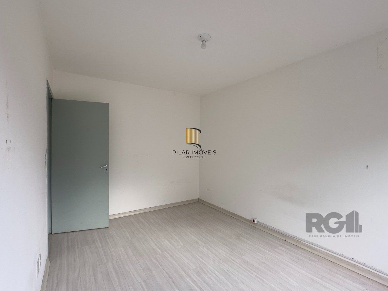 Apartamento 2 dormitórios ensolarado, com vaga de garagem no Menino Deus