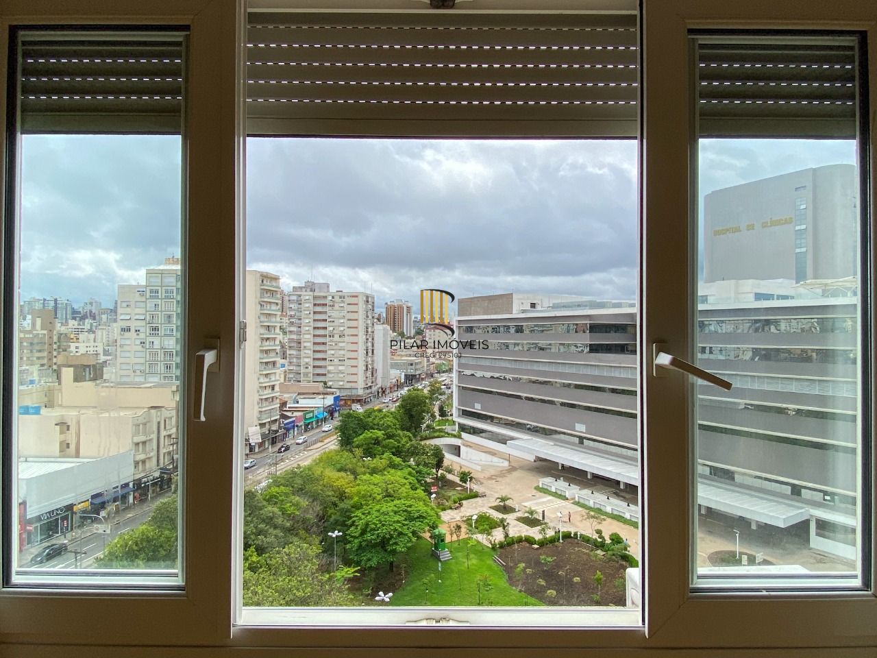 Apartamento 2 dormitórios, com linda vista, em frente ao Hospital de Clínicas