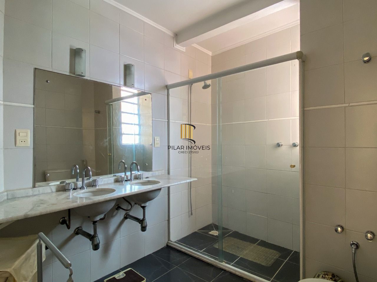 Apartamento 2 dormitórios, com linda vista, em frente ao Hospital de Clínicas