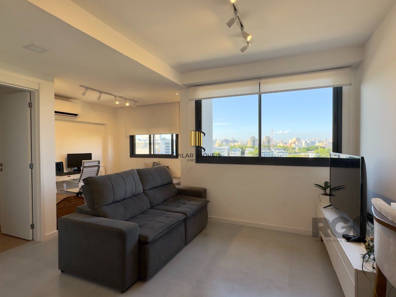 APARTAMENTO MOBILIADO 2 DORMITÓRIOS TRANSFORMADO EM 1 DORMITÓRIO, JUNTO AO MENINO DEUS