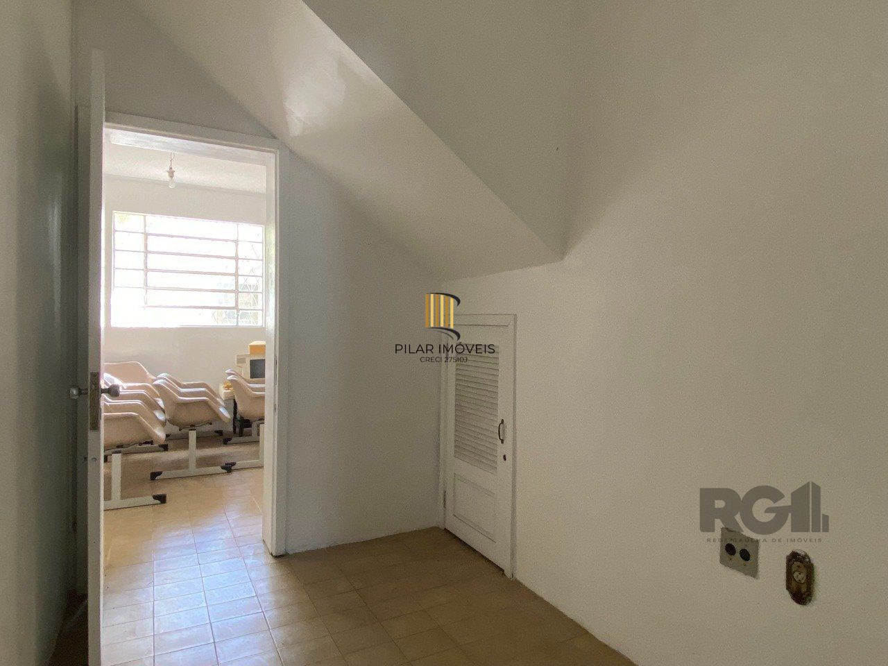 CASA COM 5 DORMITÓRIOS, ESPAÇO PARA FESTAS E PEÇAS AMPLAS PRÓXIMO AO IGUATEMI