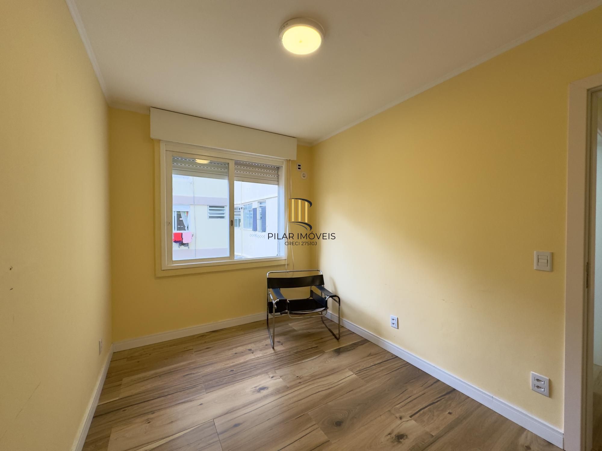 Apartamento 2 dormitórios, reformado e ensolarado no Centro Histórico