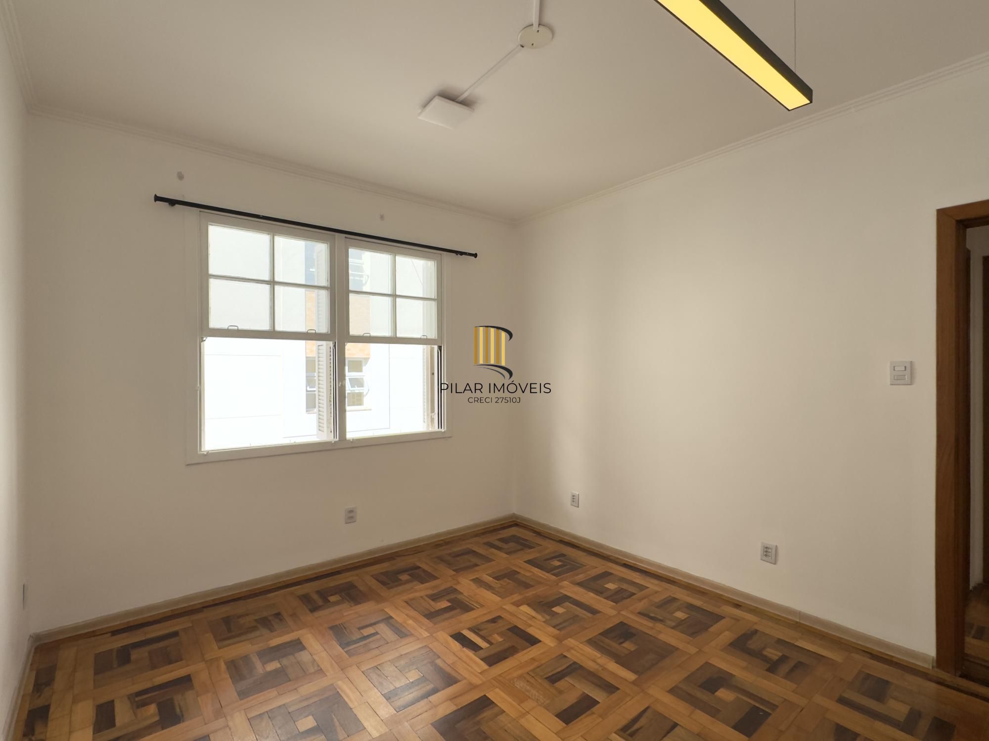 Apartamento reformado de 67m², 2 dormitórios com peças amplas na Praia de Belas