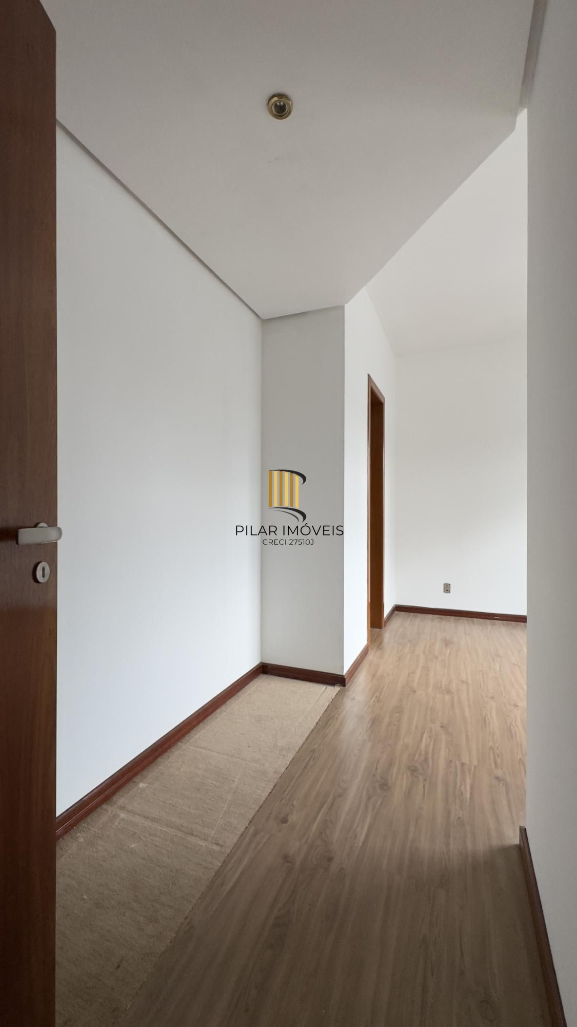 Apartamento 3 dormitórios com sacada, suíte e vaga de garagem no Menino Deus