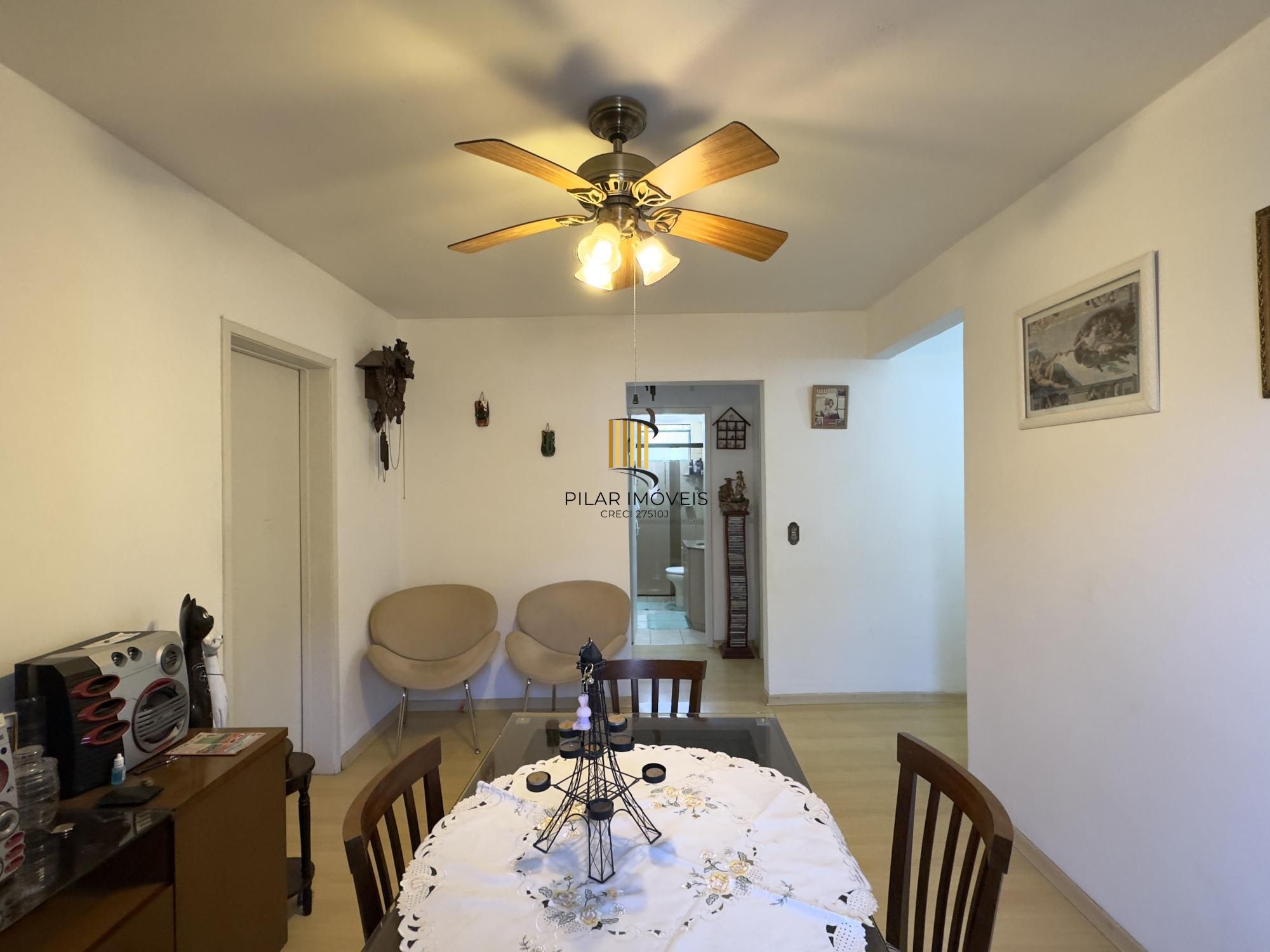 Apartamento semimobiliado 2 dormitórios com vaga de garagem no Centro Histórico