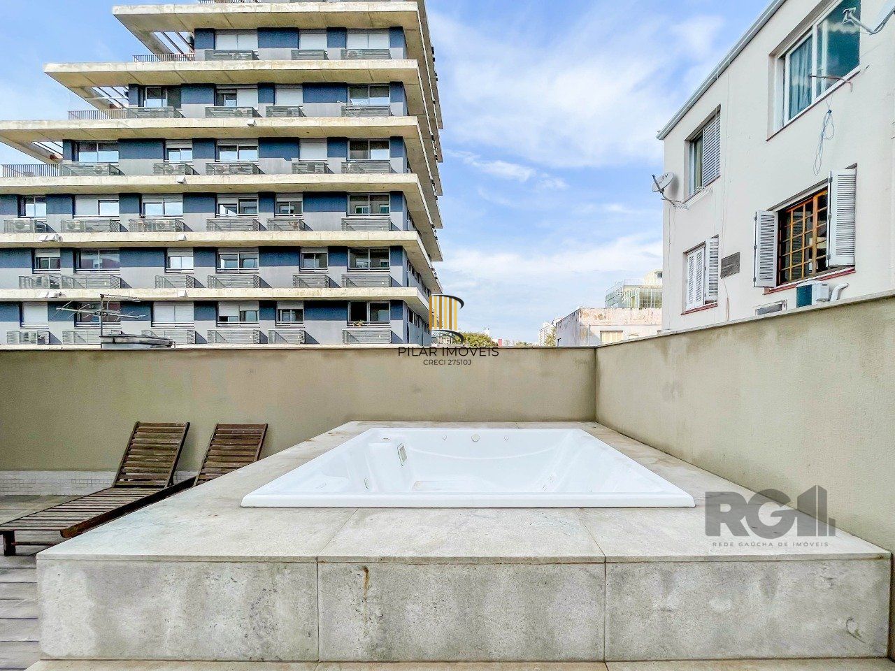APARTAMENTO MOBILIADO 70M² DE 2 DORMITÓRIOS E 1 VAGA - BAIRRO MENINO DEUS