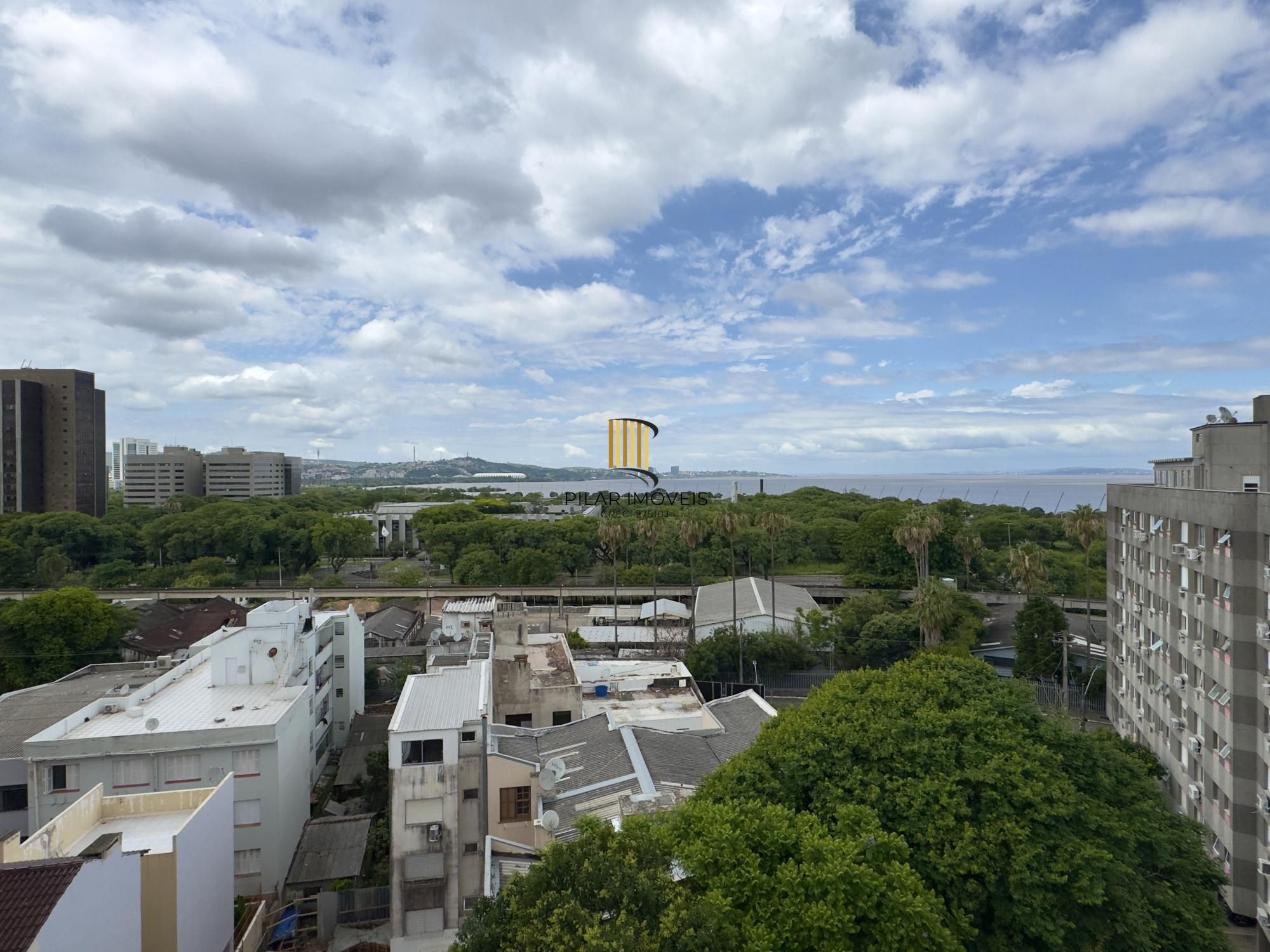 Apartamento 2 dormitórios, reformado e ensolarado no Centro Histórico