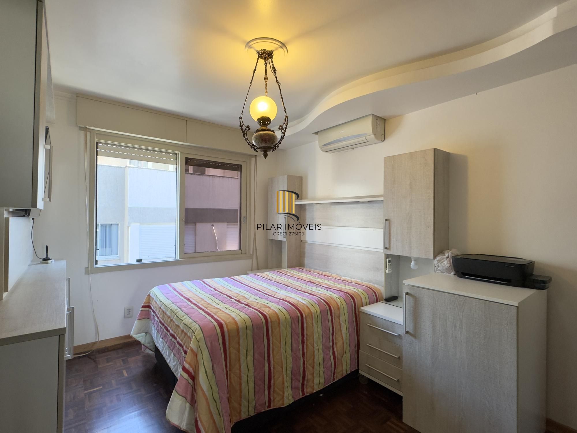 Apartamento mobiliado de 71m², com 2 dormitórios, sendo 1 suíte e vaga no Centro