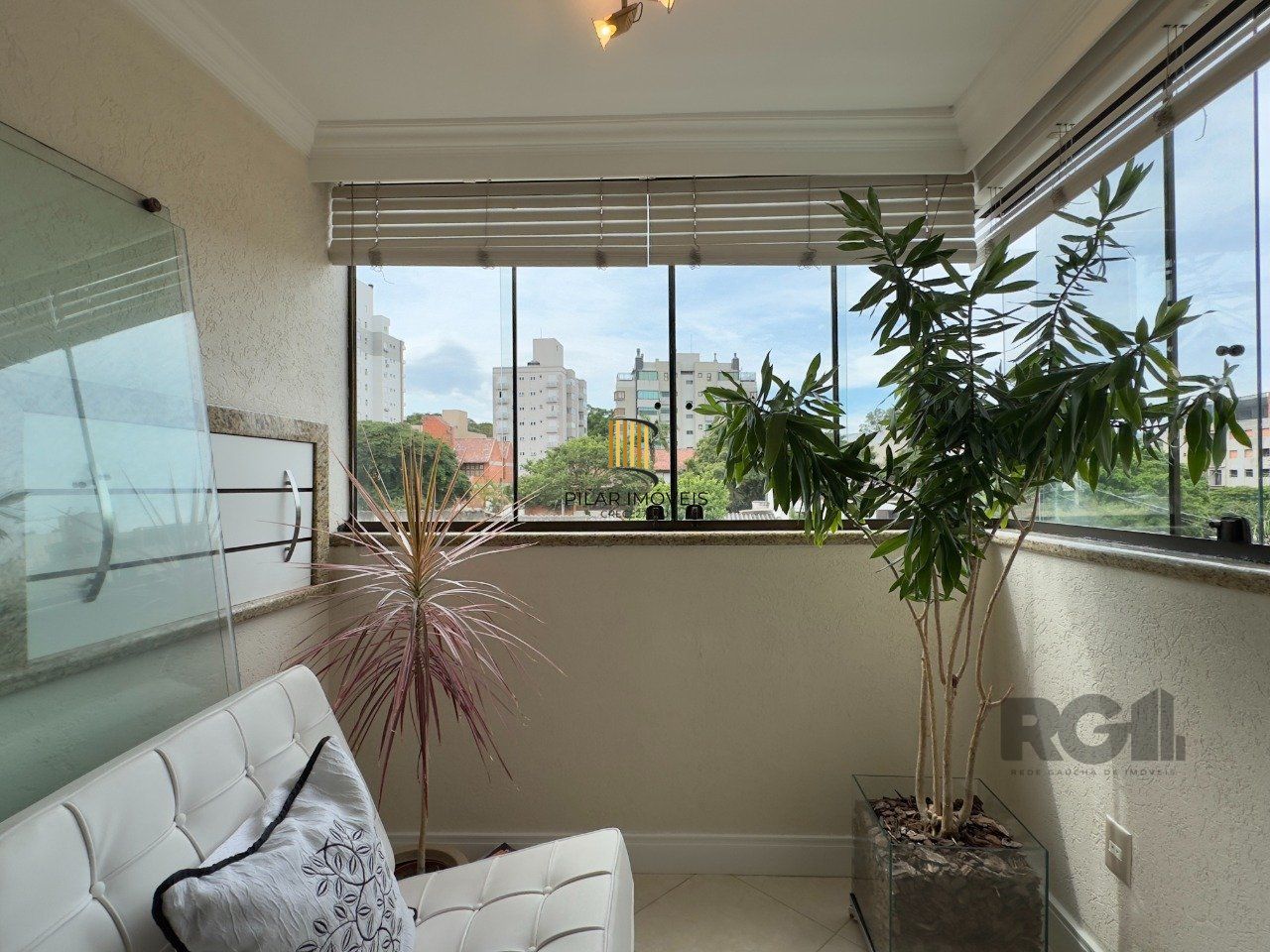 APARTAMENTO 2 DORMITÓRIOS, DE FRENTE, COM VAGA DE GARAGEM NO JARDIM BOTÂNICO