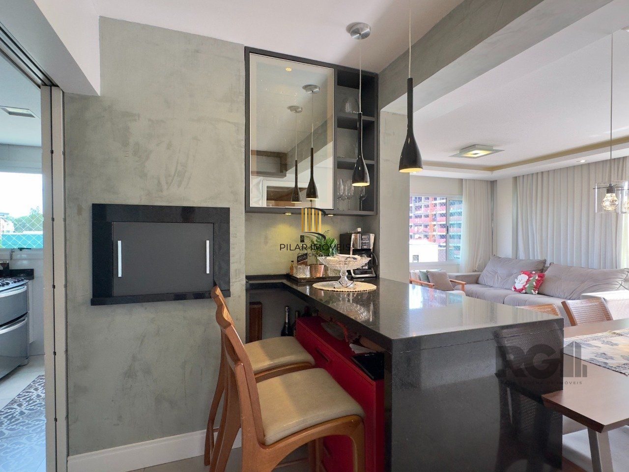 APARTAMENTO MOBILIADO COM PLANTA DIFERENCIADA E ÓTIMA LOCALIZAÇÃO