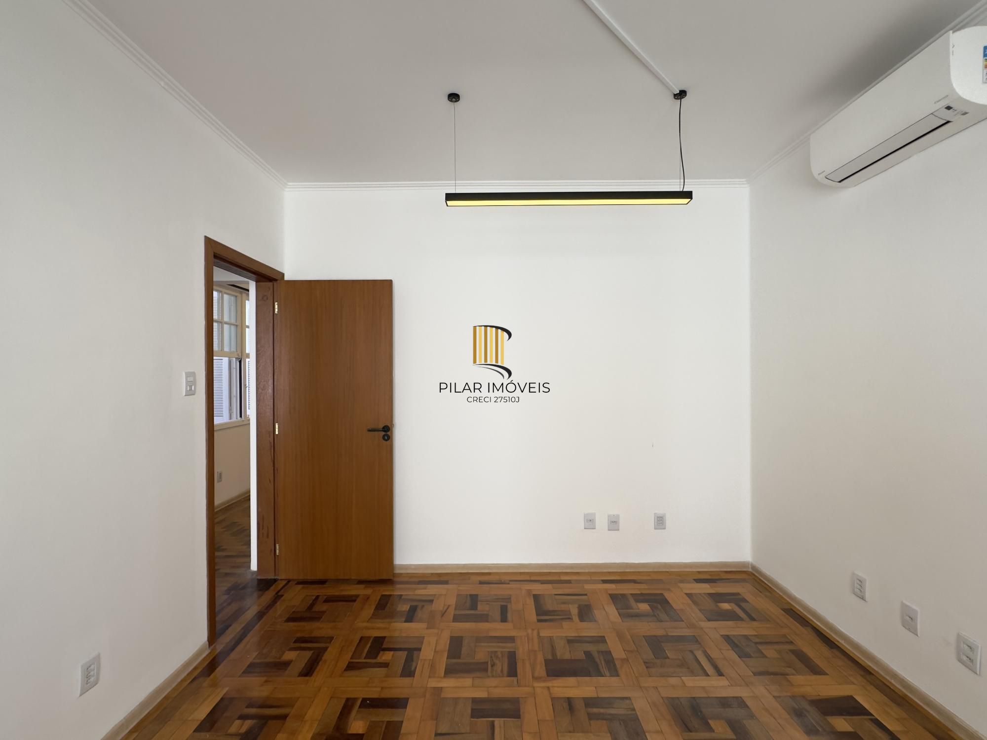 Apartamento reformado de 67m², 2 dormitórios com peças amplas na Praia de Belas