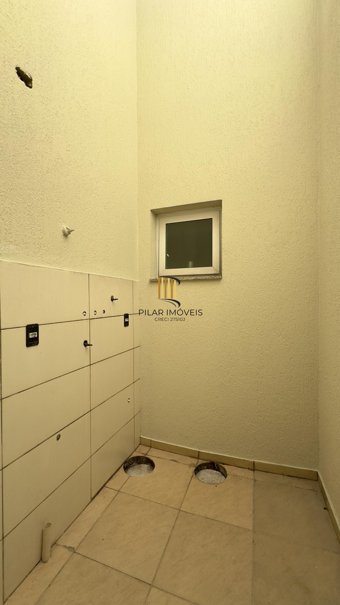 Casa em condomínio com 2 dormitórios, vaga de garagem e churrasqueira na Olaria