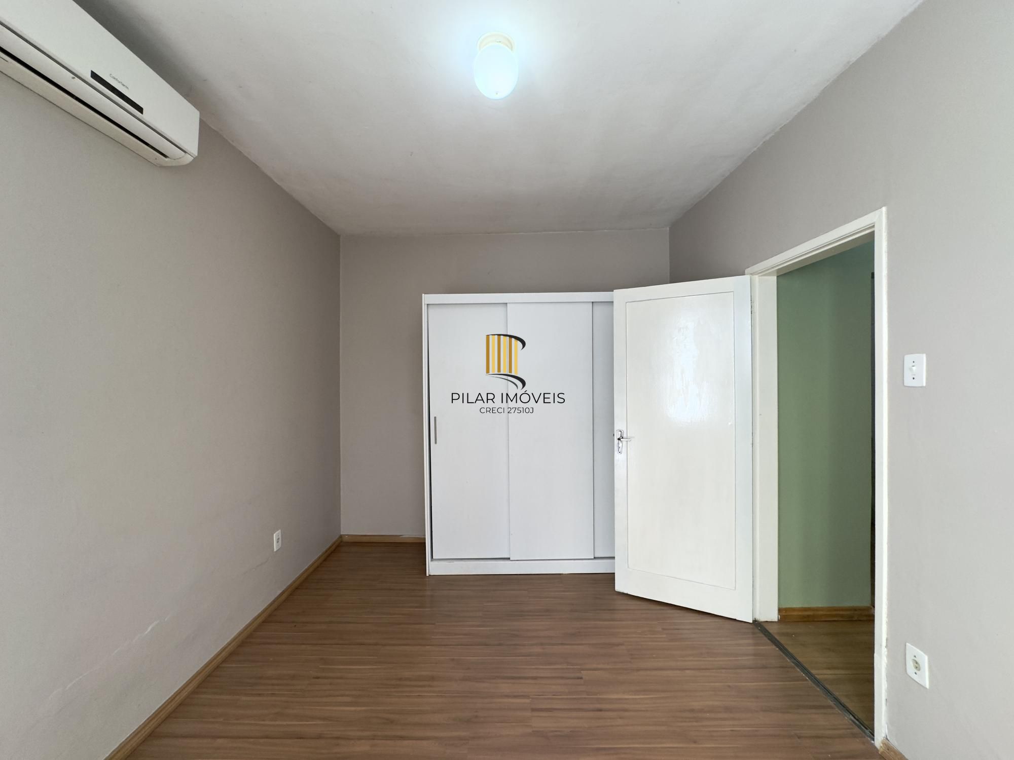 Apartamento reformado de 1 dormitório ensolarado e amplo no Centro Histórico