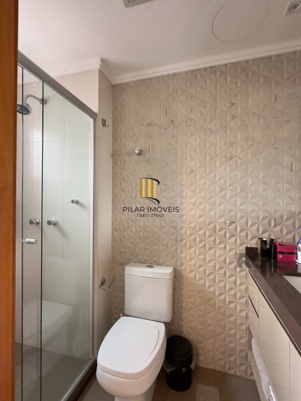 APARTAMENTO MOBILIADO COM PLANTA DIFERENCIADA E ÓTIMA LOCALIZAÇÃO