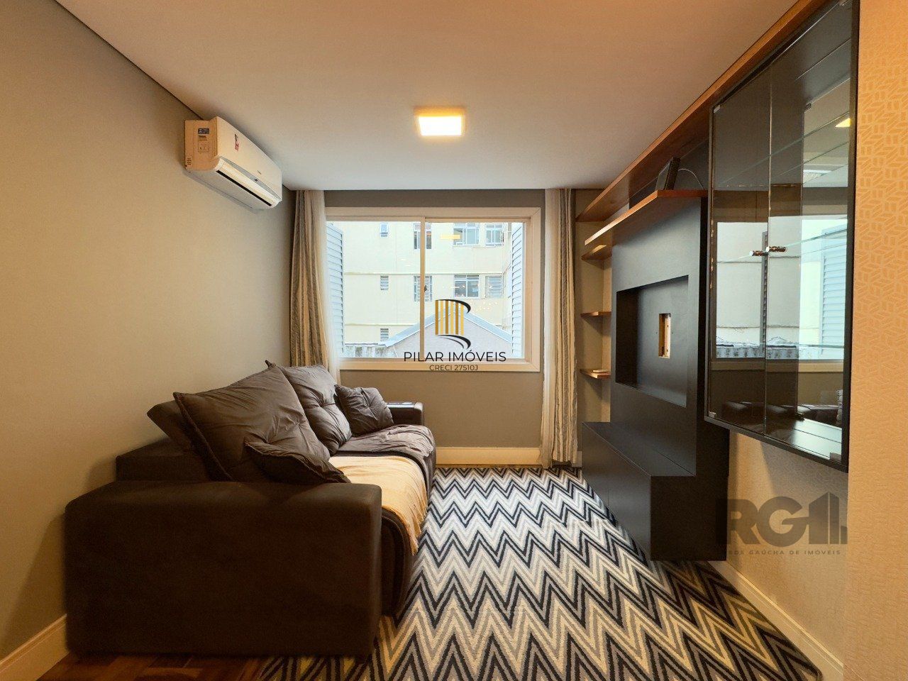 APARTAMENTO 2 DORMITÓRIOS SEMIMOBILIADO E REFORMADO NO CENTRO HISTÓRICO