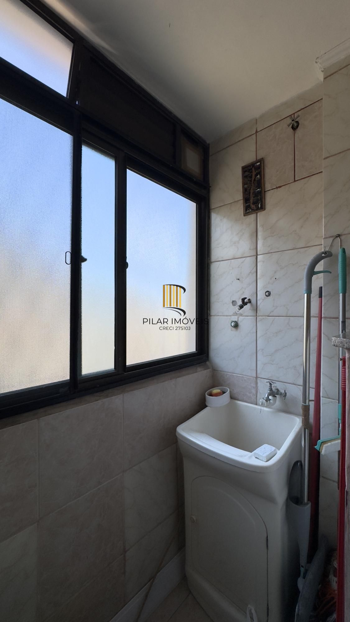 Apartamento semimobiliado 2 dormitórios com vaga de garagem no Centro Histórico