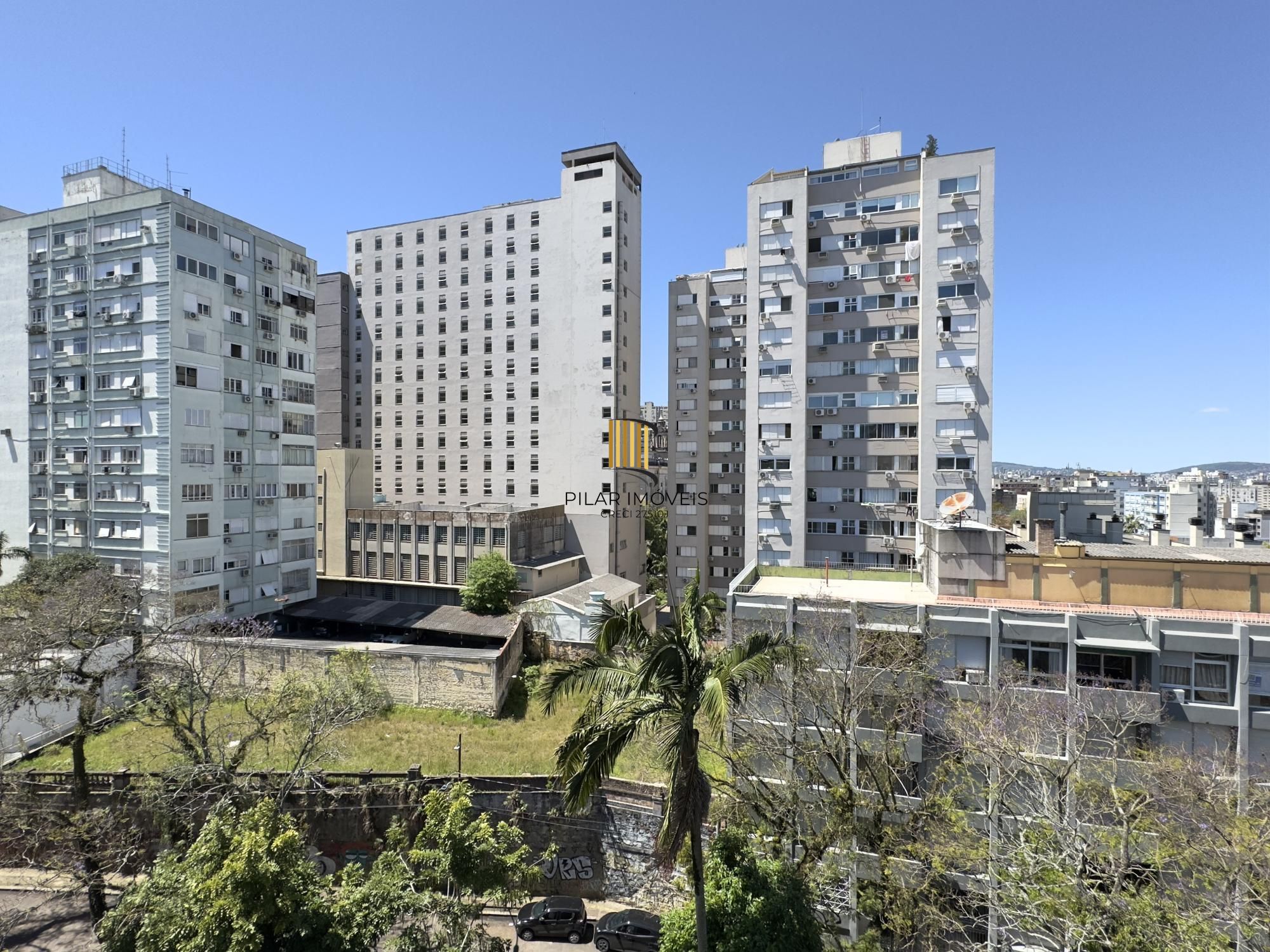 Apartamento mobiliado de 71m², com 2 dormitórios, sendo 1 suíte e vaga no Centro