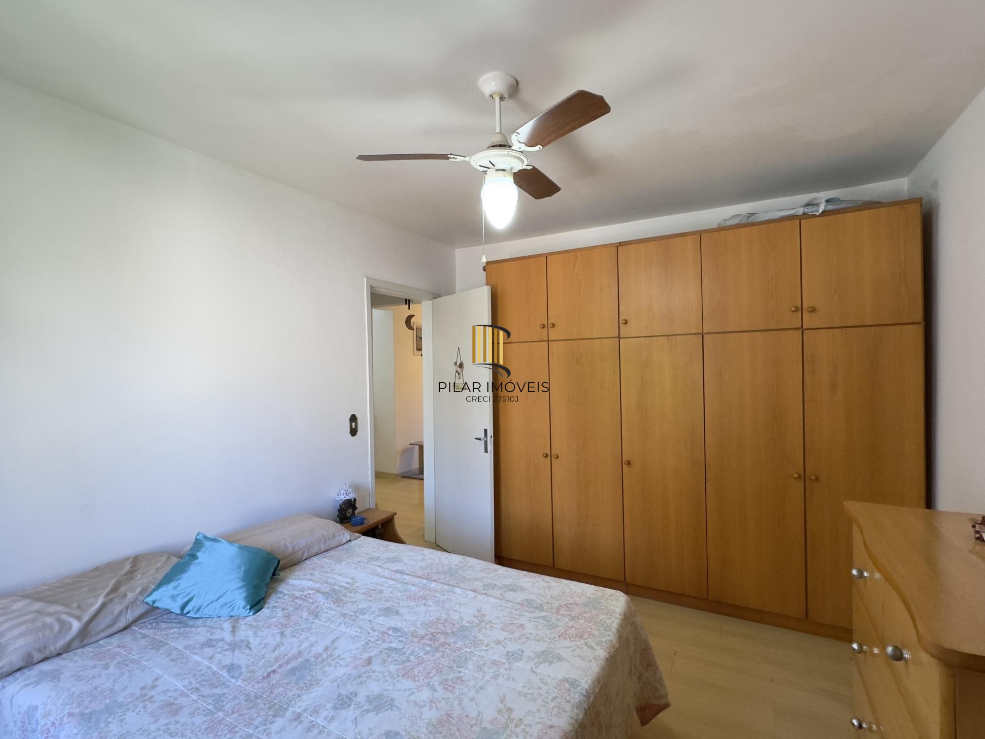 Apartamento semimobiliado 2 dormitórios com vaga de garagem no Centro Histórico