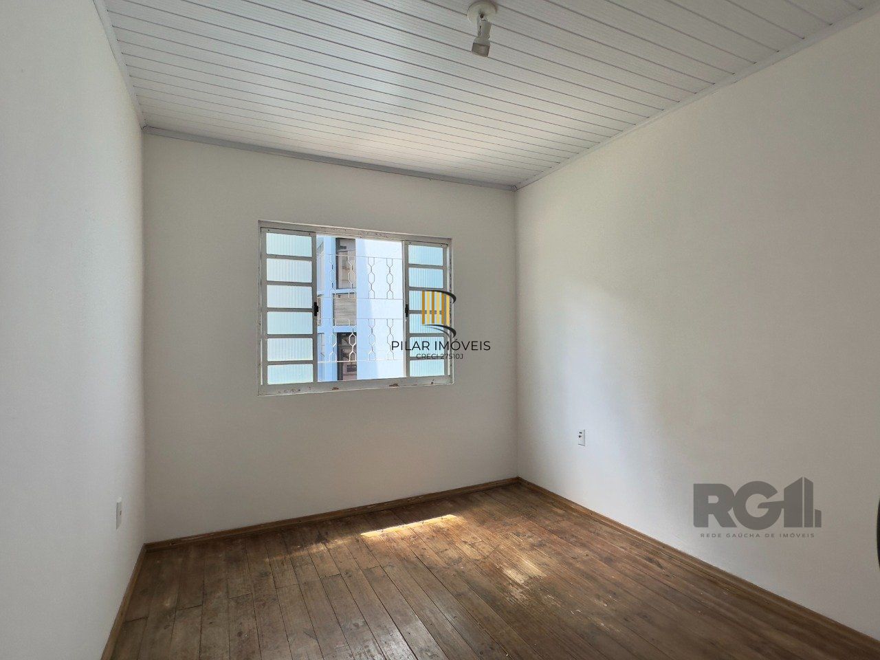 CASA COM 4 DORMITÓRIOS E PÁTIO COM CHURRASQUEIRA NO CENTRO HISTÓRICO