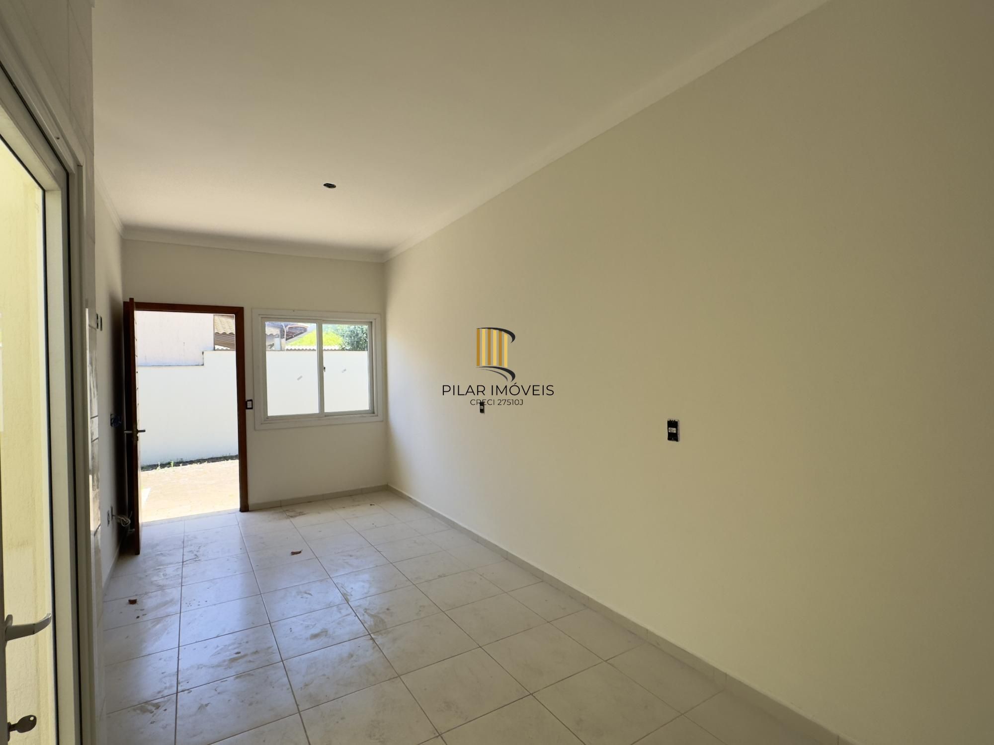 Casa em condomínio com 2 dormitórios, vaga de garagem e churrasqueira na Olaria