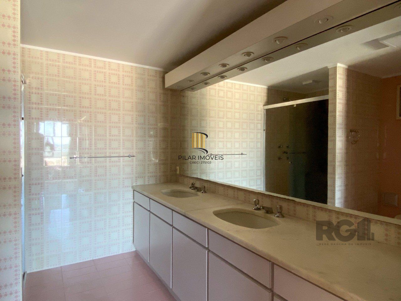 Apartamento com muito conforto e ótima iluminação no Moinhos de Vento