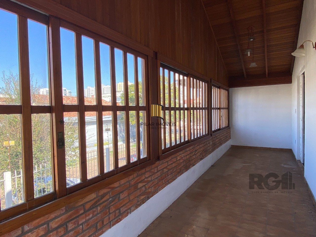 CASA COM 5 DORMITÓRIOS, ESPAÇO PARA FESTAS E PEÇAS AMPLAS PRÓXIMO AO IGUATEMI