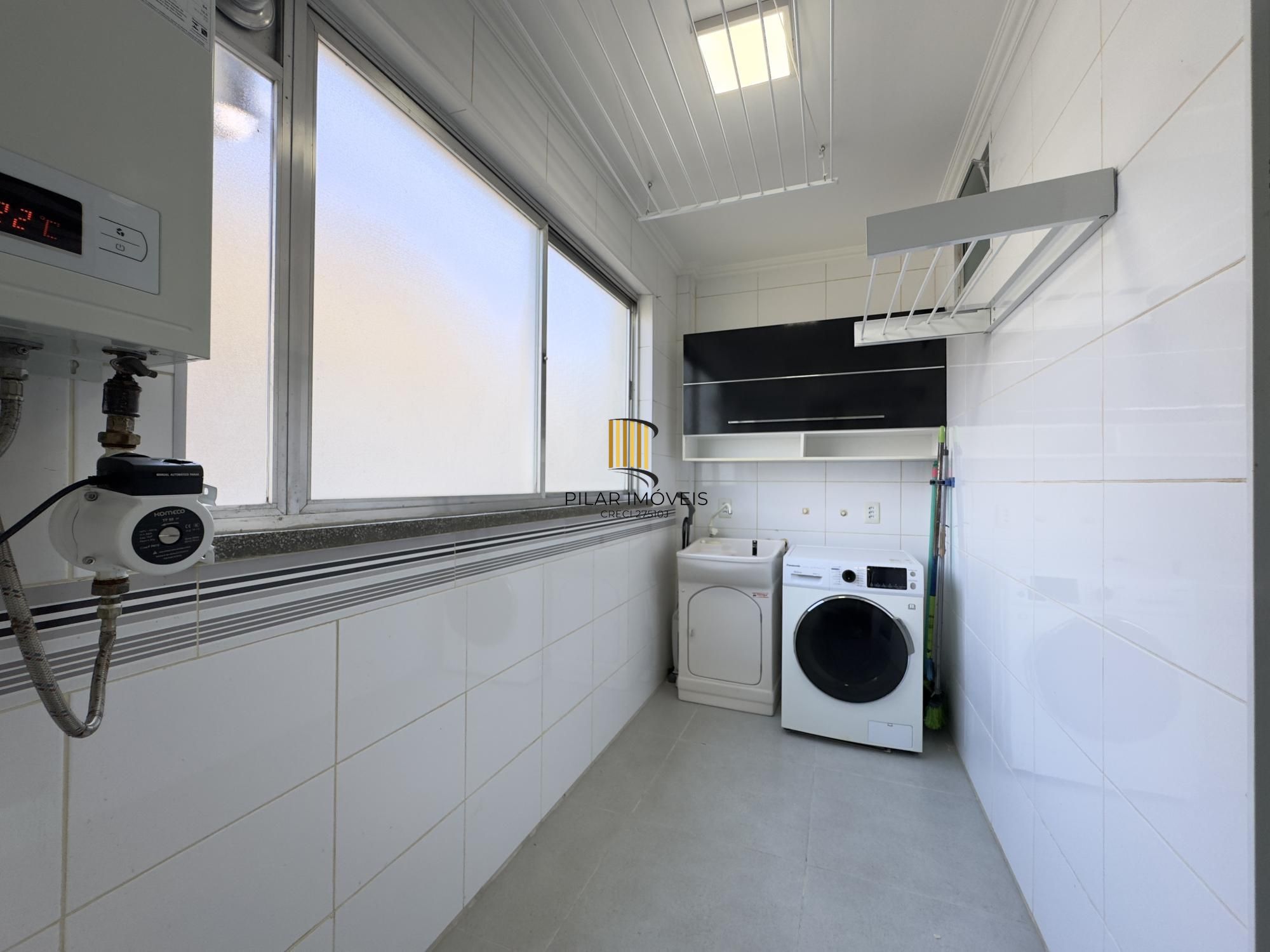 Apartamento mobiliado de 71m², com 2 dormitórios, sendo 1 suíte e vaga no Centro