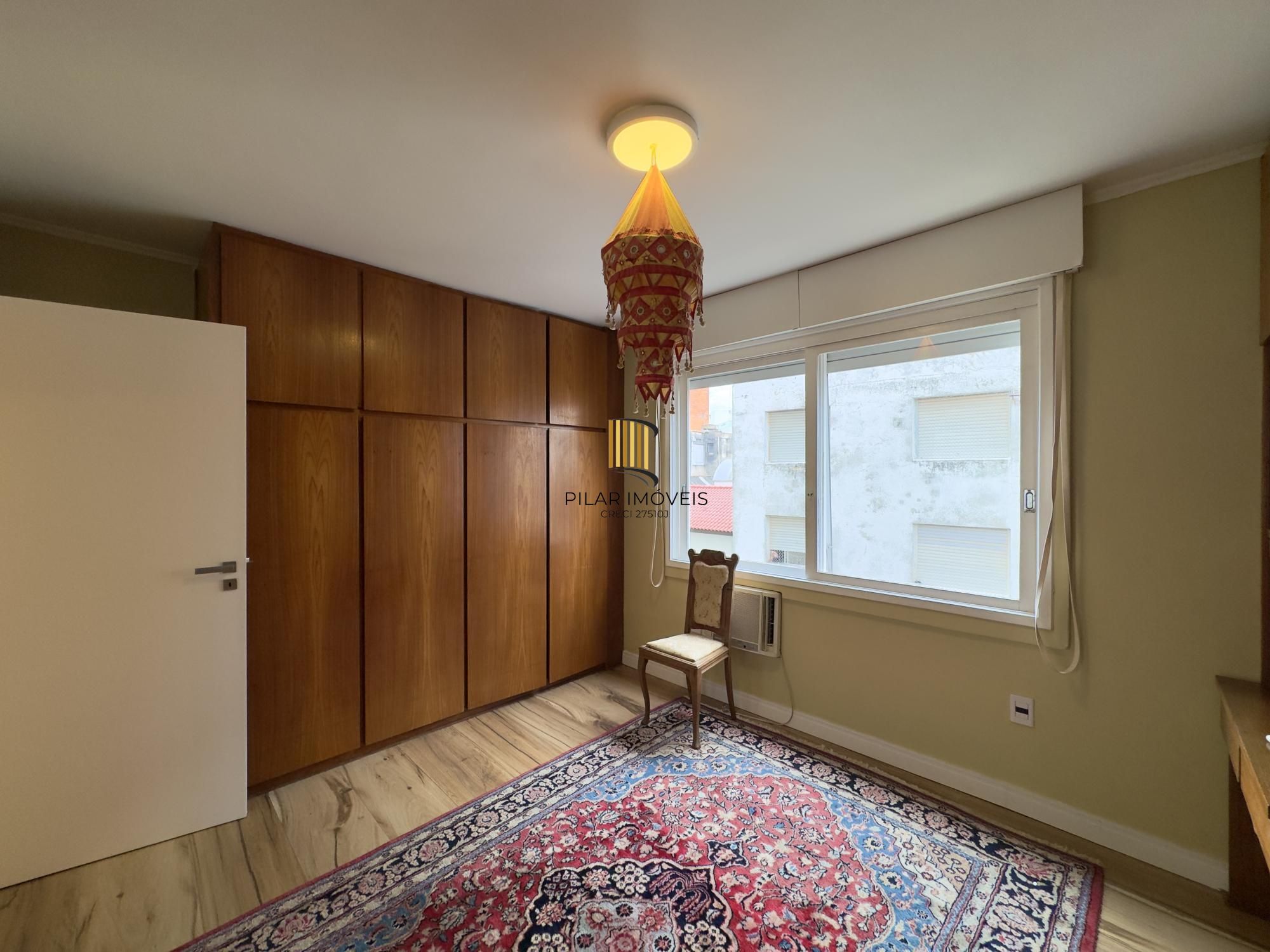 Apartamento 2 dormitórios, reformado e ensolarado no Centro Histórico