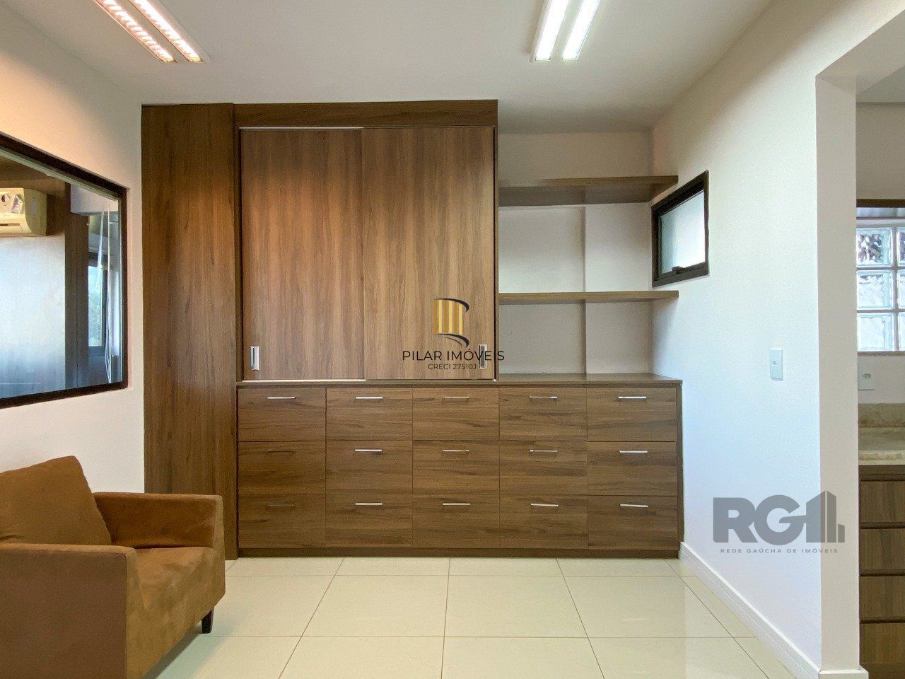 Sala mobiliada, com churrasqueira para happy hour e vista para o Guaíba