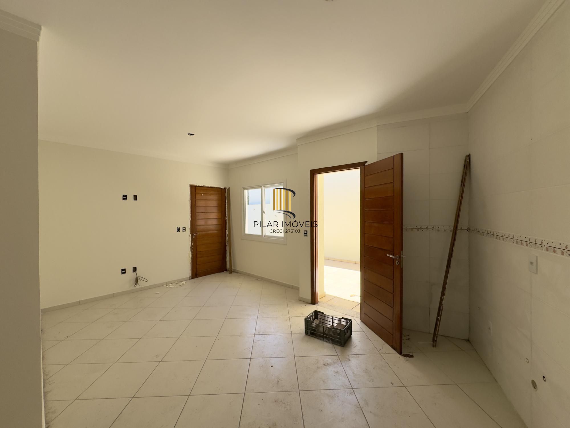 Casa em condomínio com 2 dormitórios, vaga de garagem e churrasqueira na Olaria