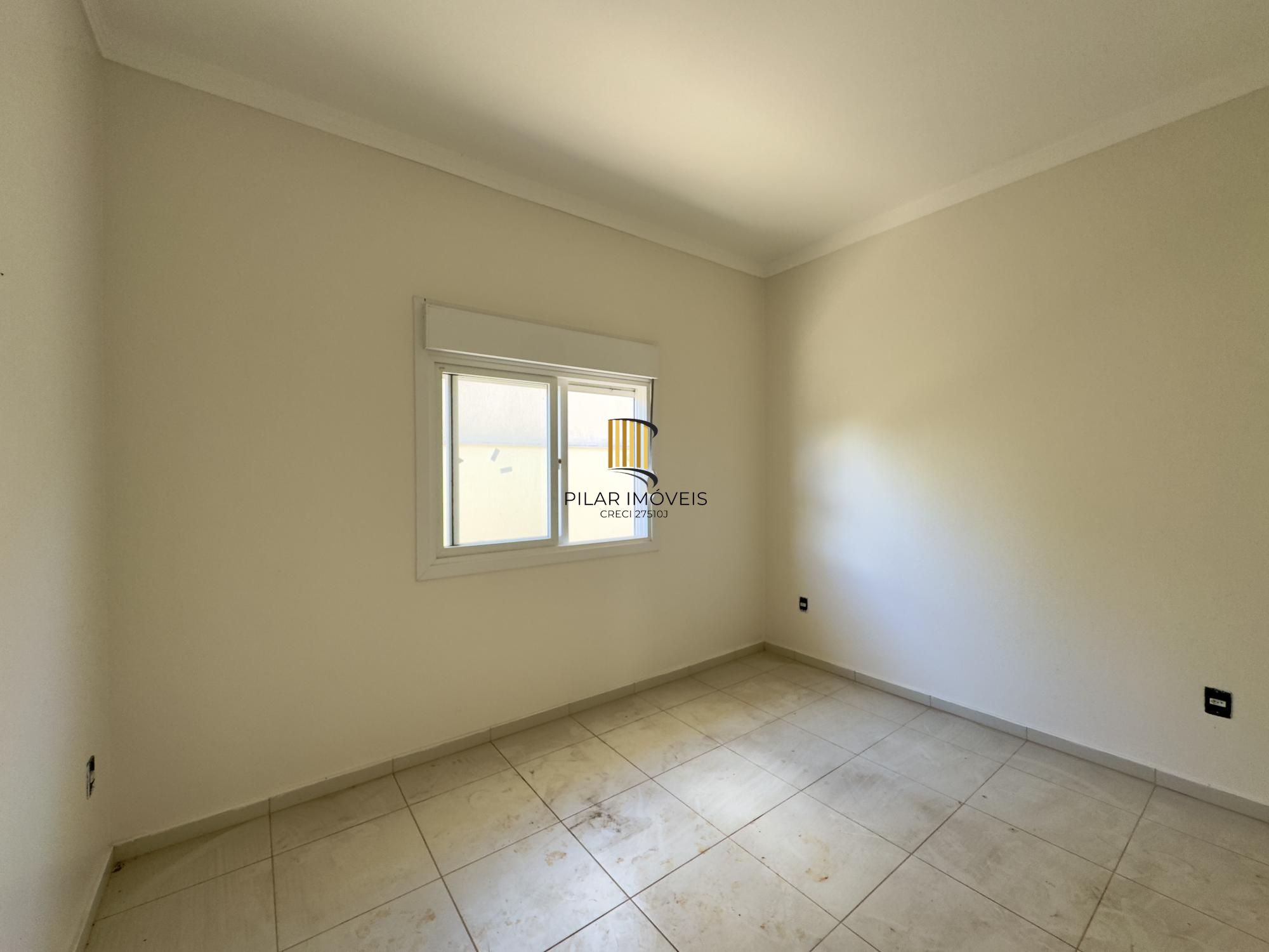 Casa em condomínio com 2 dormitórios, vaga de garagem e churrasqueira na Olaria