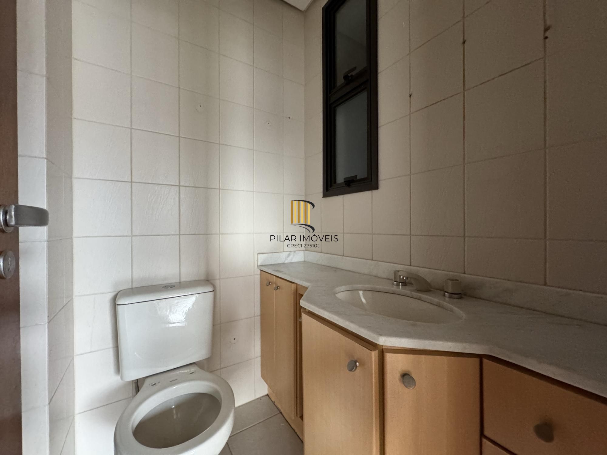 Apartamento 3 dormitórios com sacada, suíte e vaga de garagem no Menino Deus