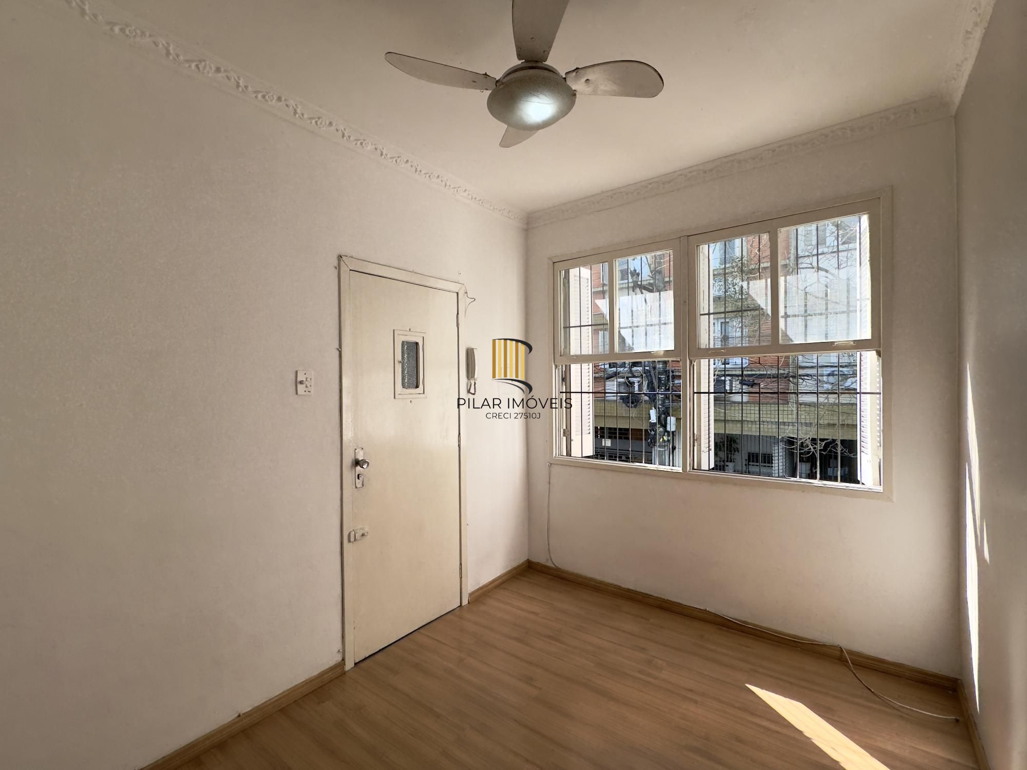 Apartamento reformado de 1 dormitório ensolarado e amplo no Centro Histórico