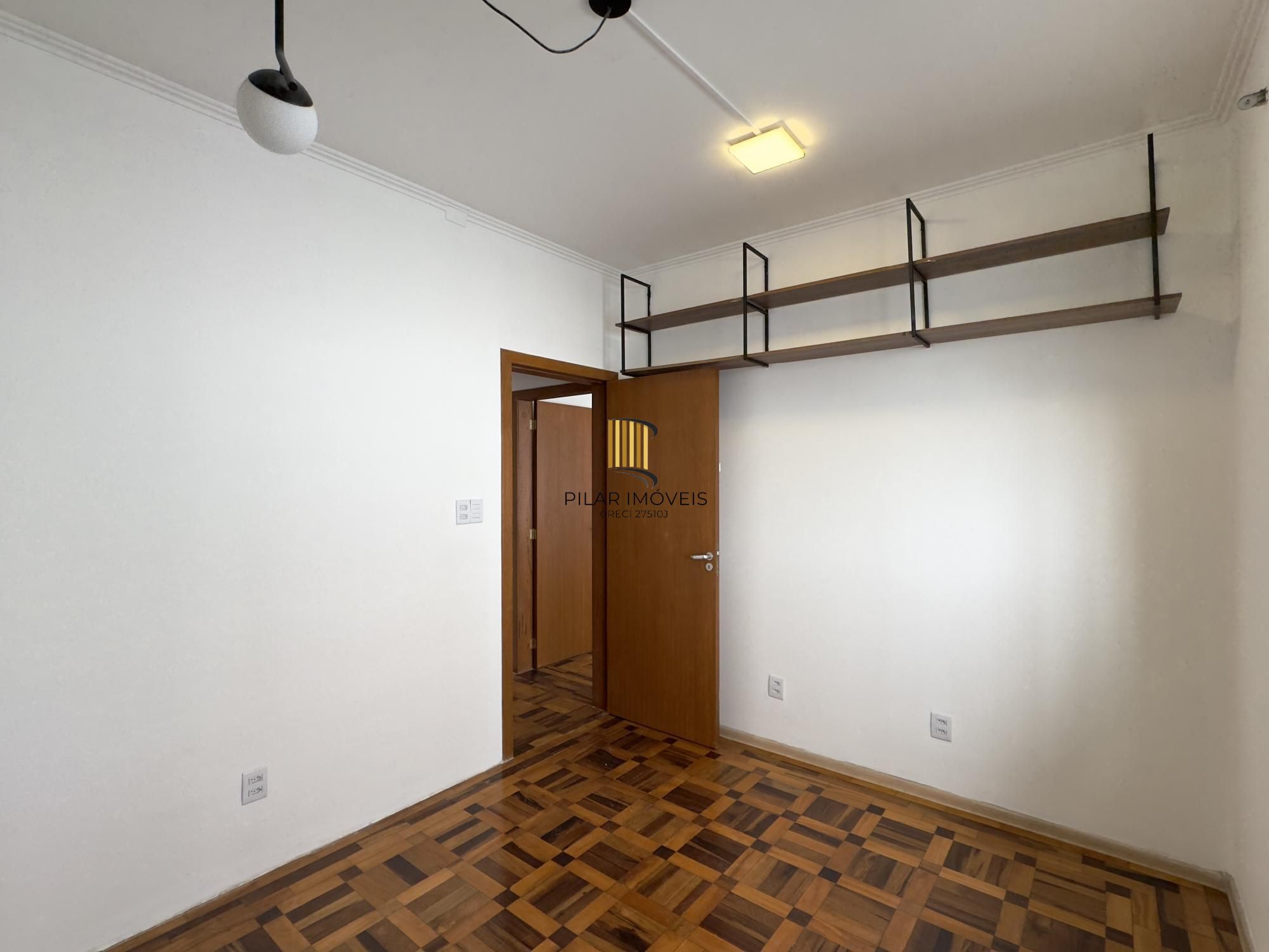 Apartamento reformado de 67m², 2 dormitórios com peças amplas na Praia de Belas