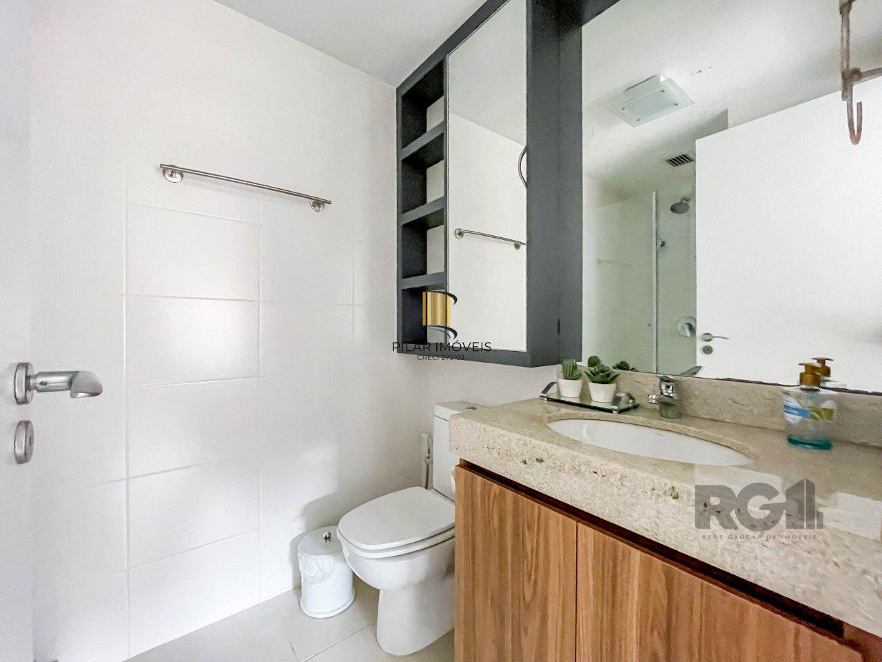 APARTAMENTO MOBILIADO 70M² DE 2 DORMITÓRIOS E 1 VAGA - BAIRRO MENINO DEUS