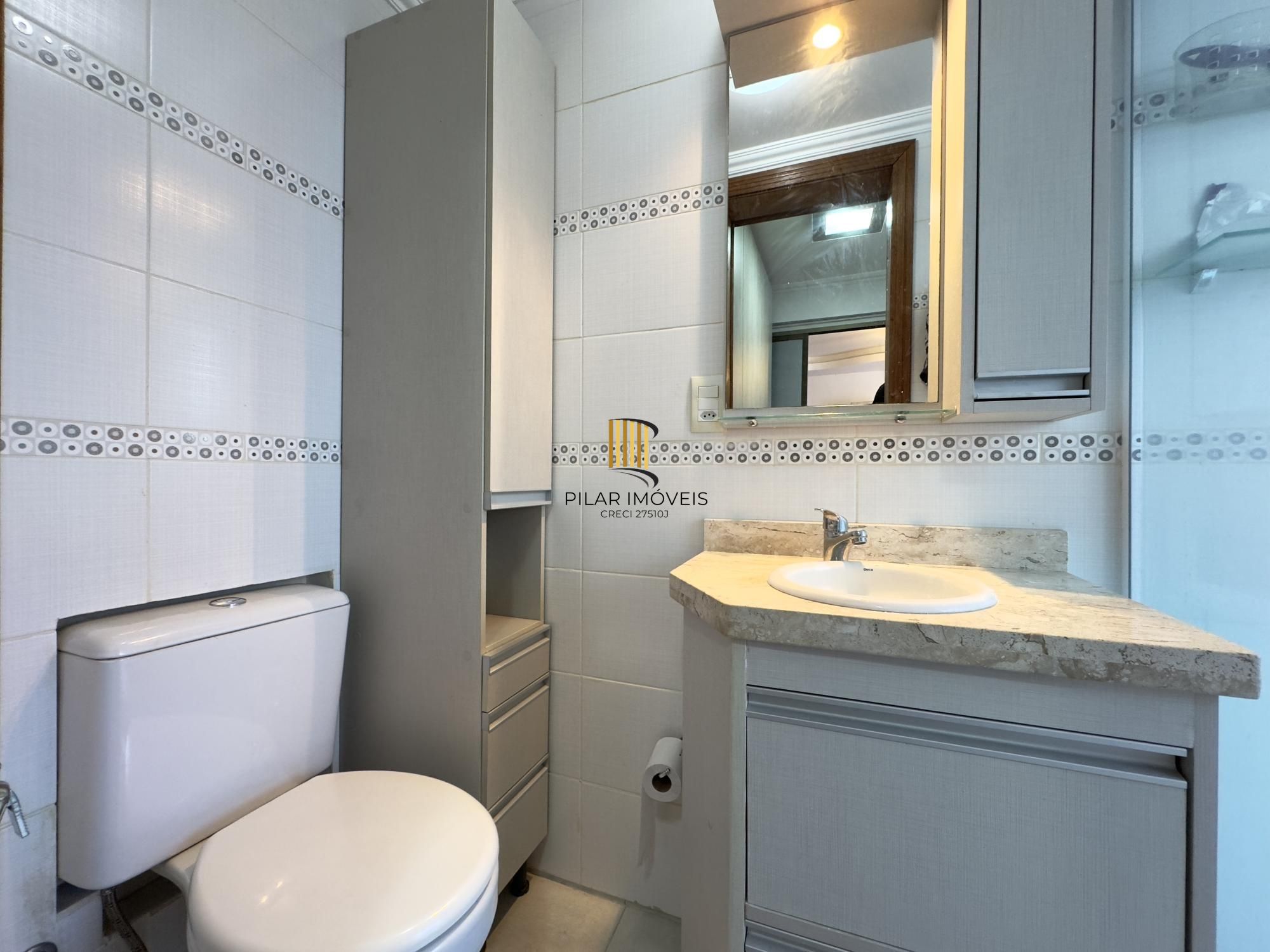 Apartamento mobiliado de 71m², com 2 dormitórios, sendo 1 suíte e vaga no Centro