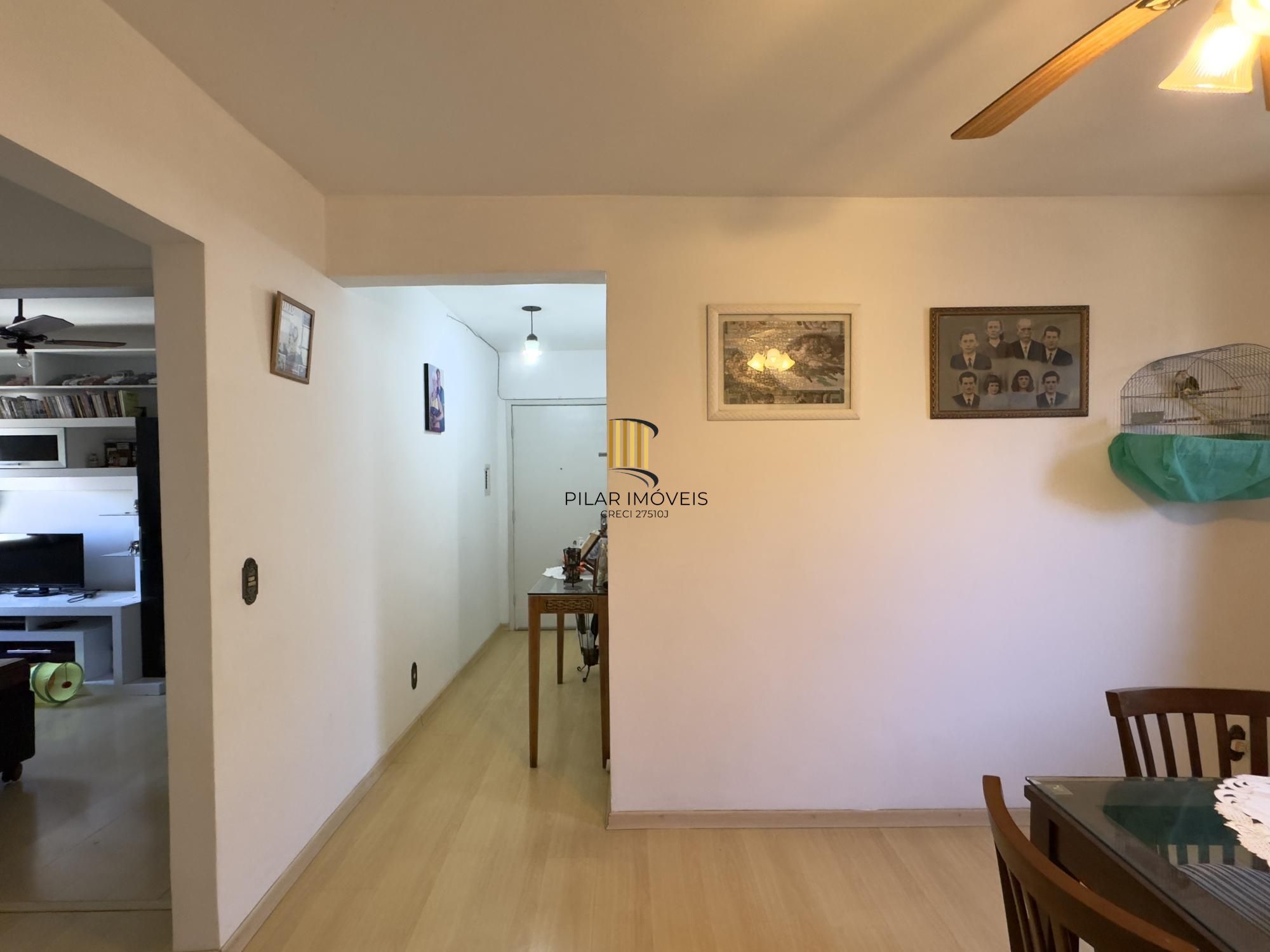 Apartamento semimobiliado 2 dormitórios com vaga de garagem no Centro Histórico