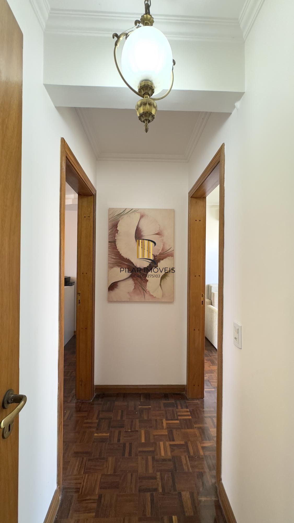 Apartamento mobiliado de 71m², com 2 dormitórios, sendo 1 suíte e vaga no Centro