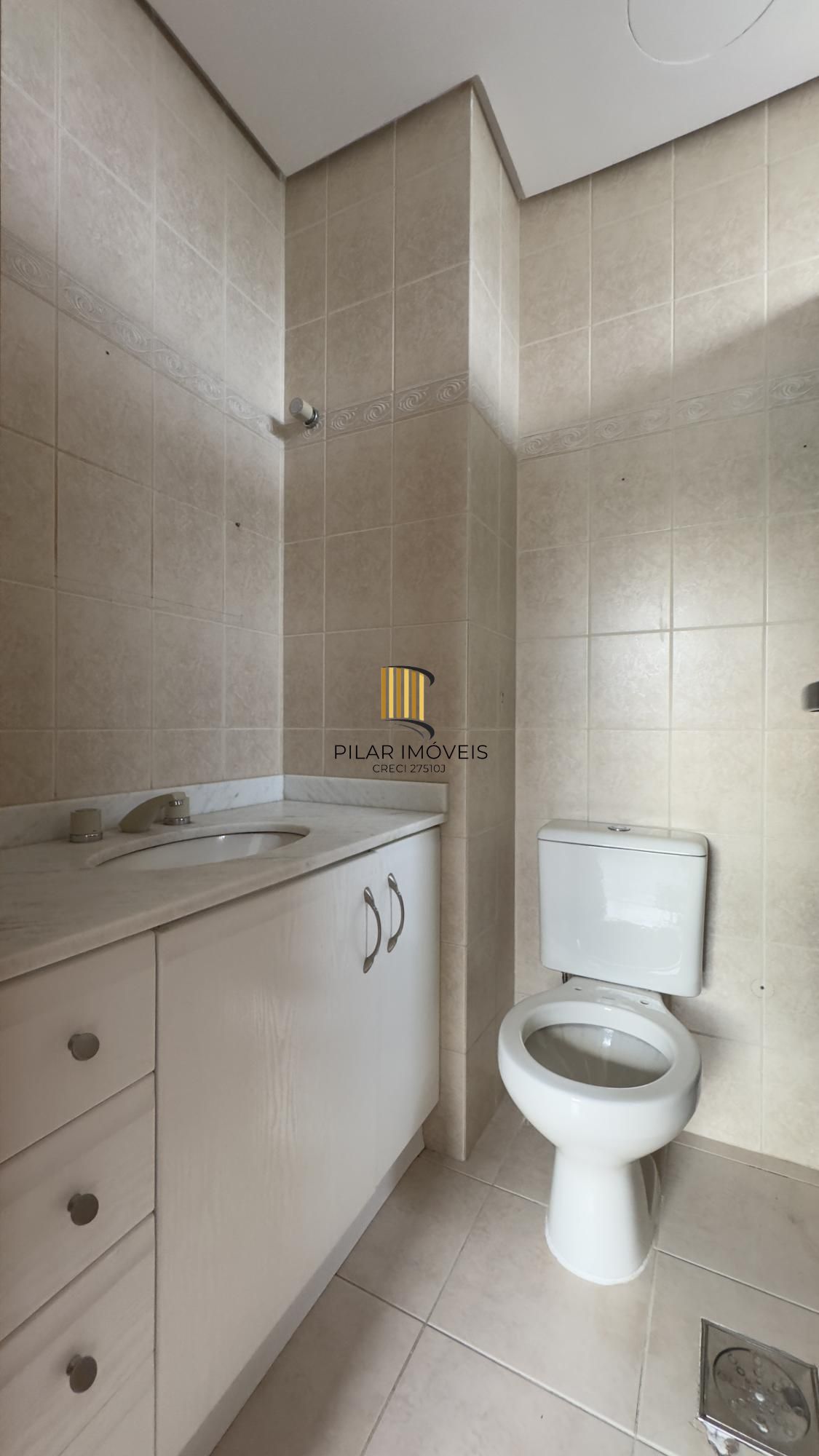 Apartamento 3 dormitórios com sacada, suíte e vaga de garagem no Menino Deus