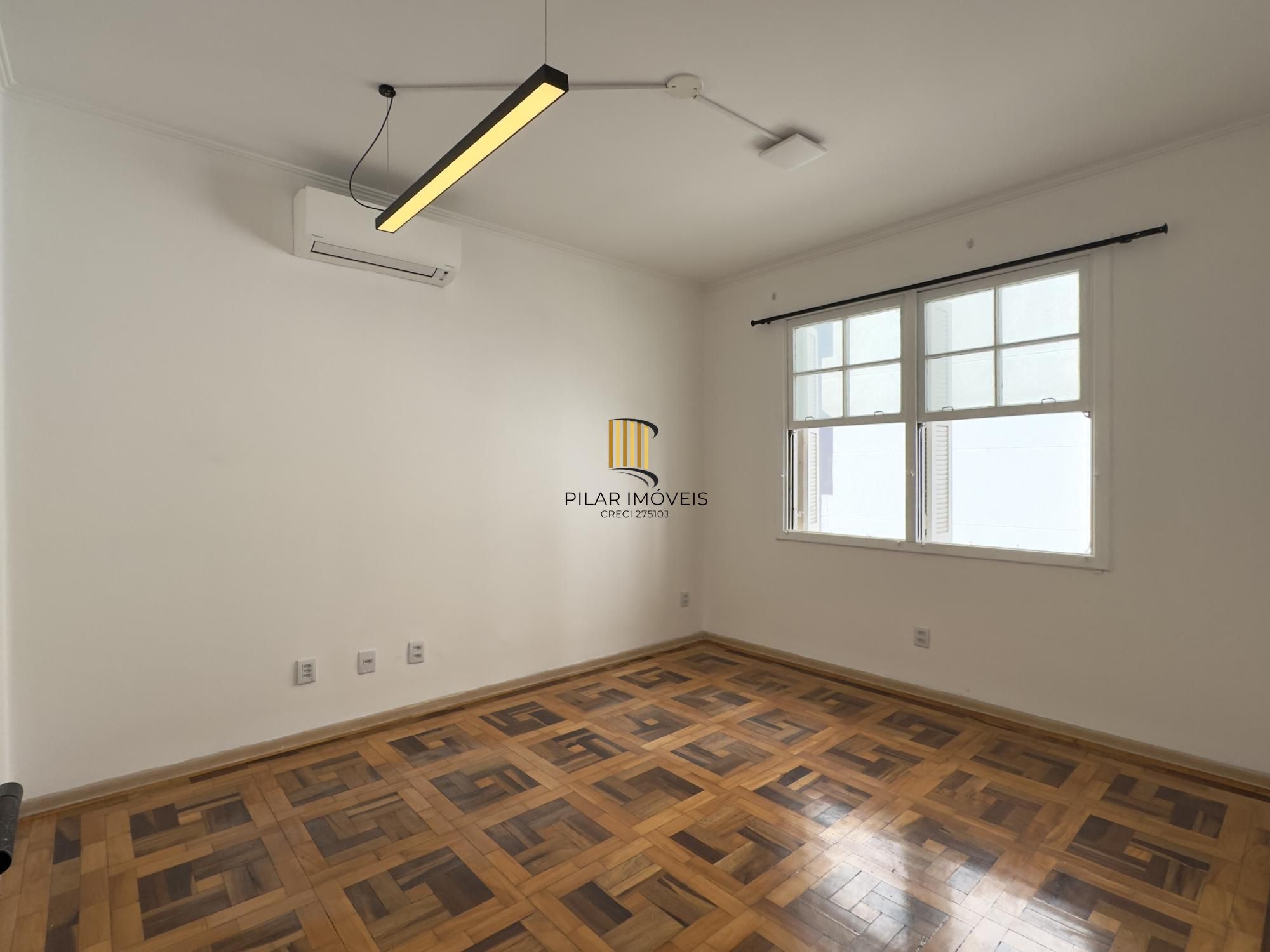 Apartamento reformado de 67m², 2 dormitórios com peças amplas na Praia de Belas