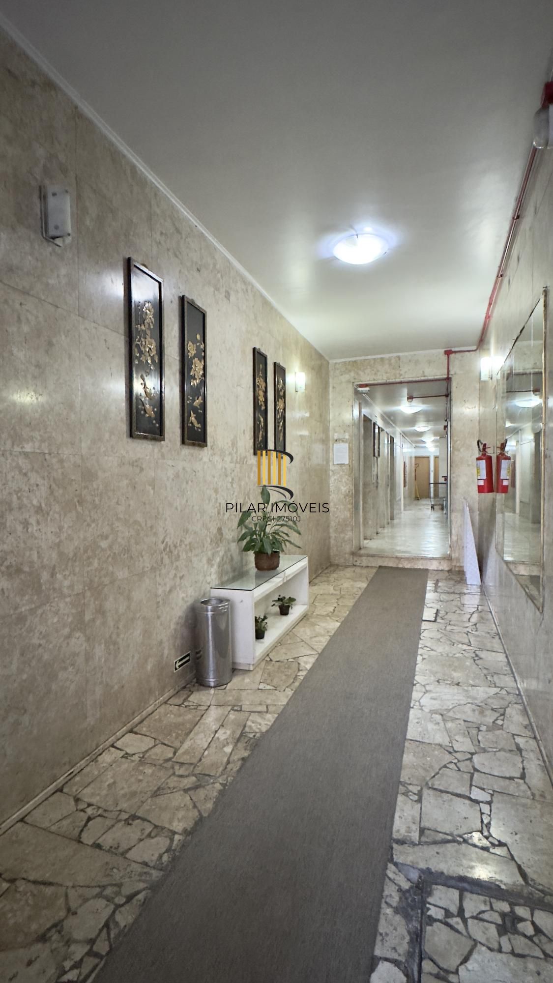 APARTAMENTO 2 DORMITÓRIOS TOTALMENTE REFORMADO NO CENTRO HISTÓRICO