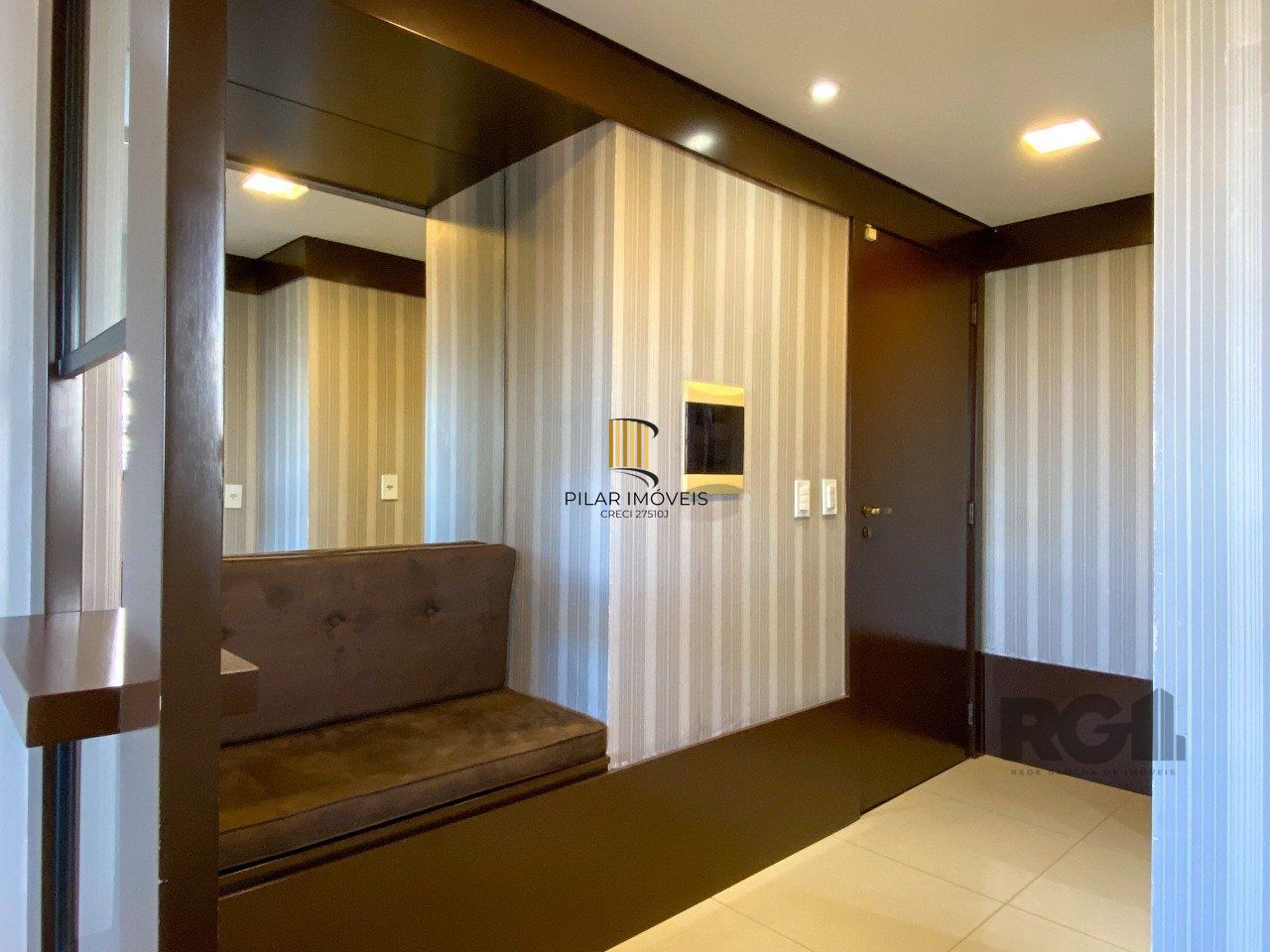 Sala mobiliada, com churrasqueira para happy hour e vista para o Guaíba