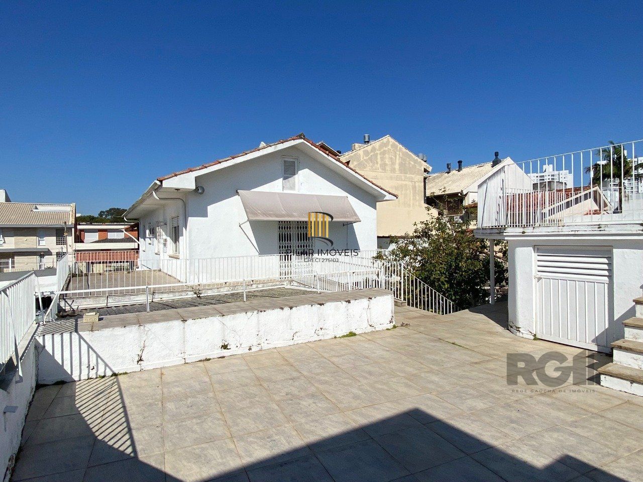 CASA COM 5 DORMITÓRIOS, ESPAÇO PARA FESTAS E PEÇAS AMPLAS PRÓXIMO AO IGUATEMI