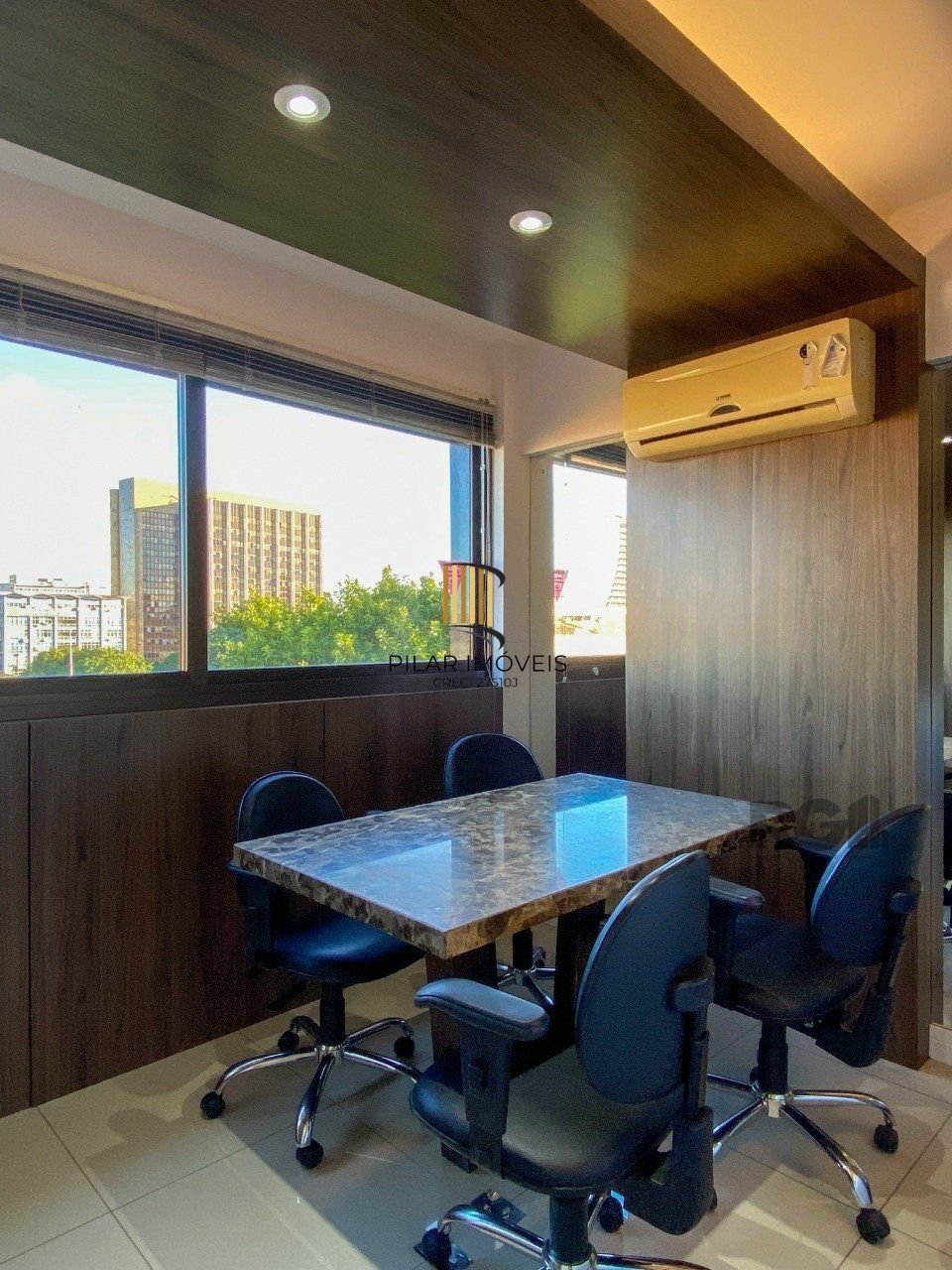 Sala mobiliada, com churrasqueira para happy hour e vista para o Guaíba