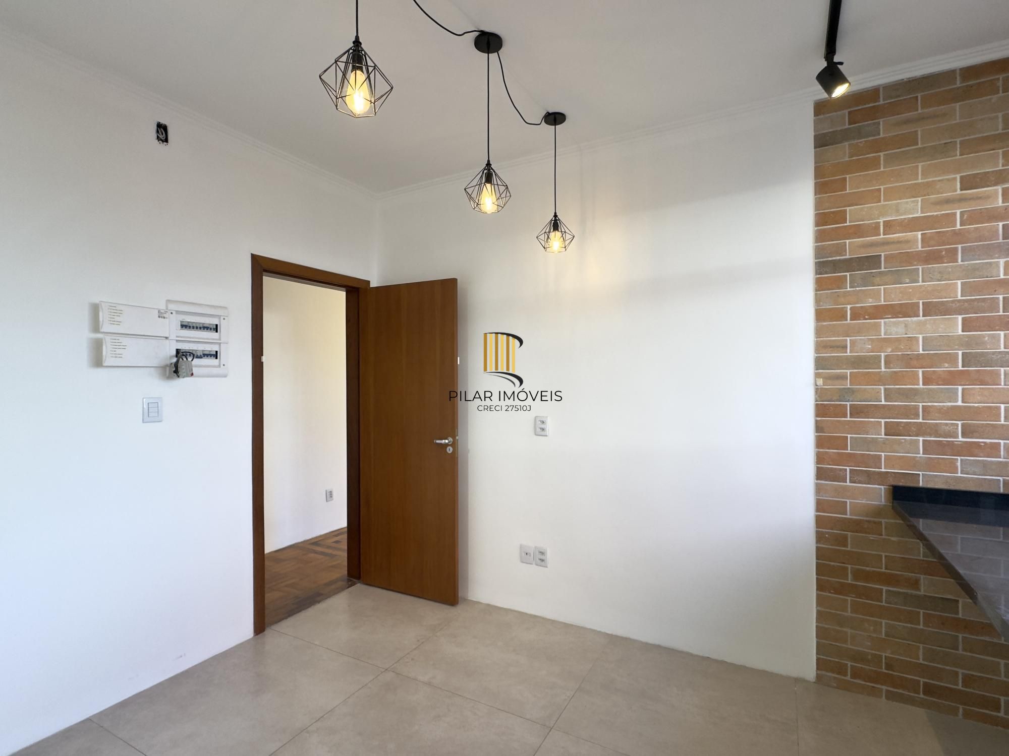 Apartamento reformado de 67m², 2 dormitórios com peças amplas na Praia de Belas